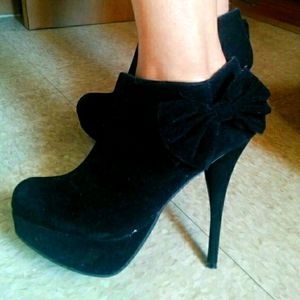 Black high heel with bow